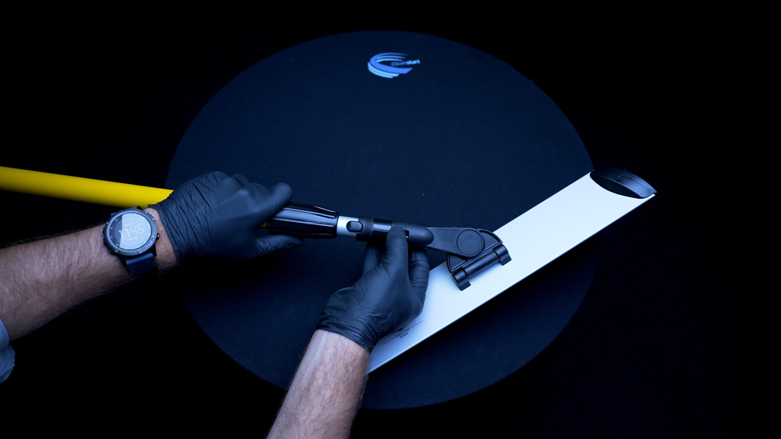 Rubbermaid® HYGEN™ Quick-Connect Mop Frame – 17″ for Wet or Dry/Dust Pads